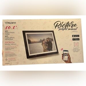Digital WiFi photo frame by Aluratek